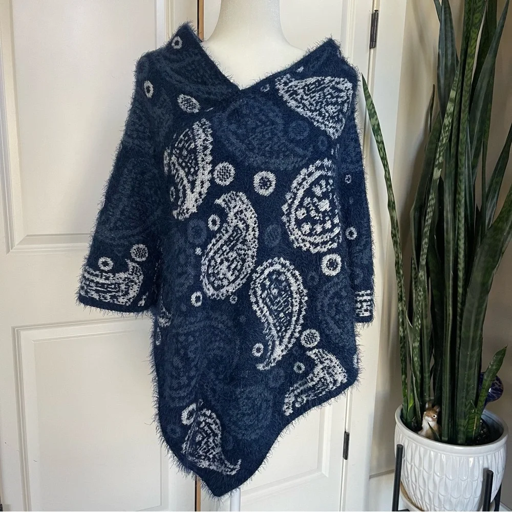 Cashmere Blend, Reversible Navy and White Paisley Print Poncho - Picture 9 of 9